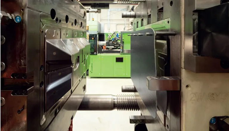 Изображение показывает производство легкого пластикового элемента