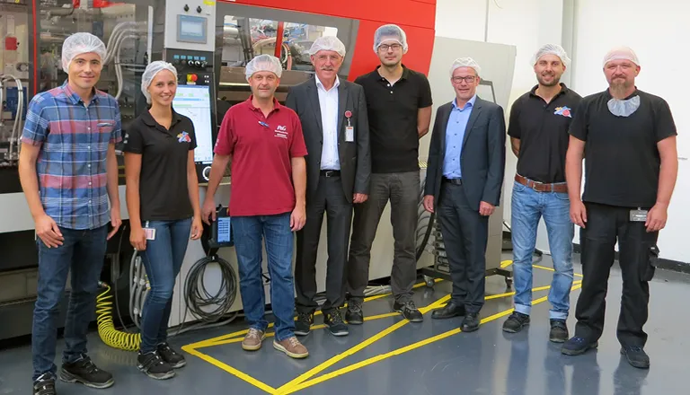 На фото показаны сотрудники P&G Manufacturing и ENGEL