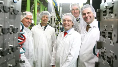 La imagen muestra al cliente Helvoet con los colaboradores de ENGEL