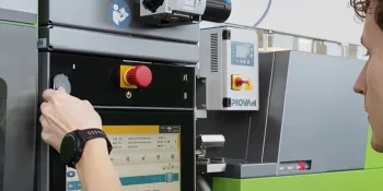 La imagen muestra un acceso fácil a la máquina a través del control CC300 gracias a RFID y NFC