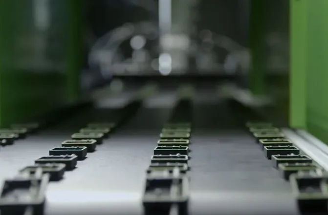 Video zeigt Mehrkomponenten-Spritzgießen