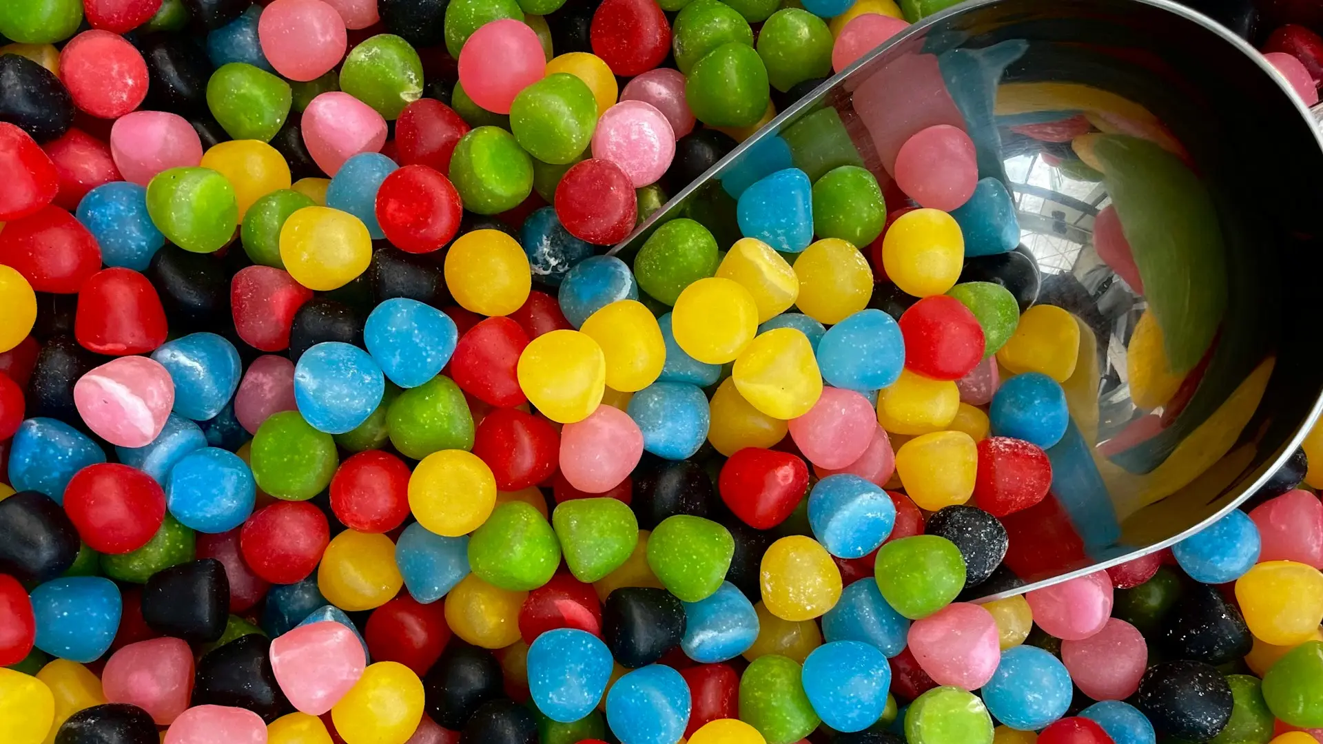 A scoop picking gummies