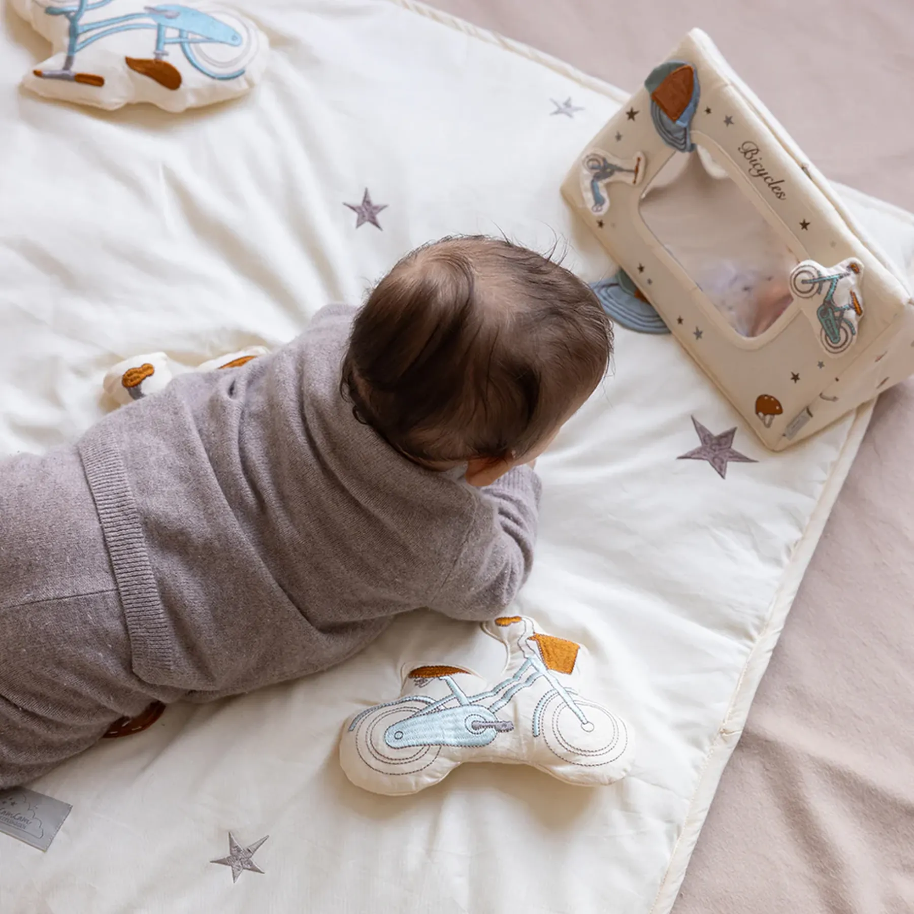 Jucărie senzorială cu oglindă, Tummy Time Bicycles - Adinish.com