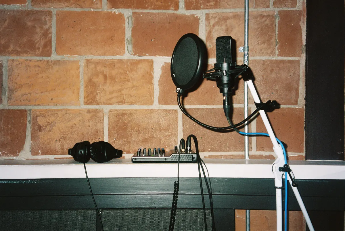 microphone shield for vocals to sample