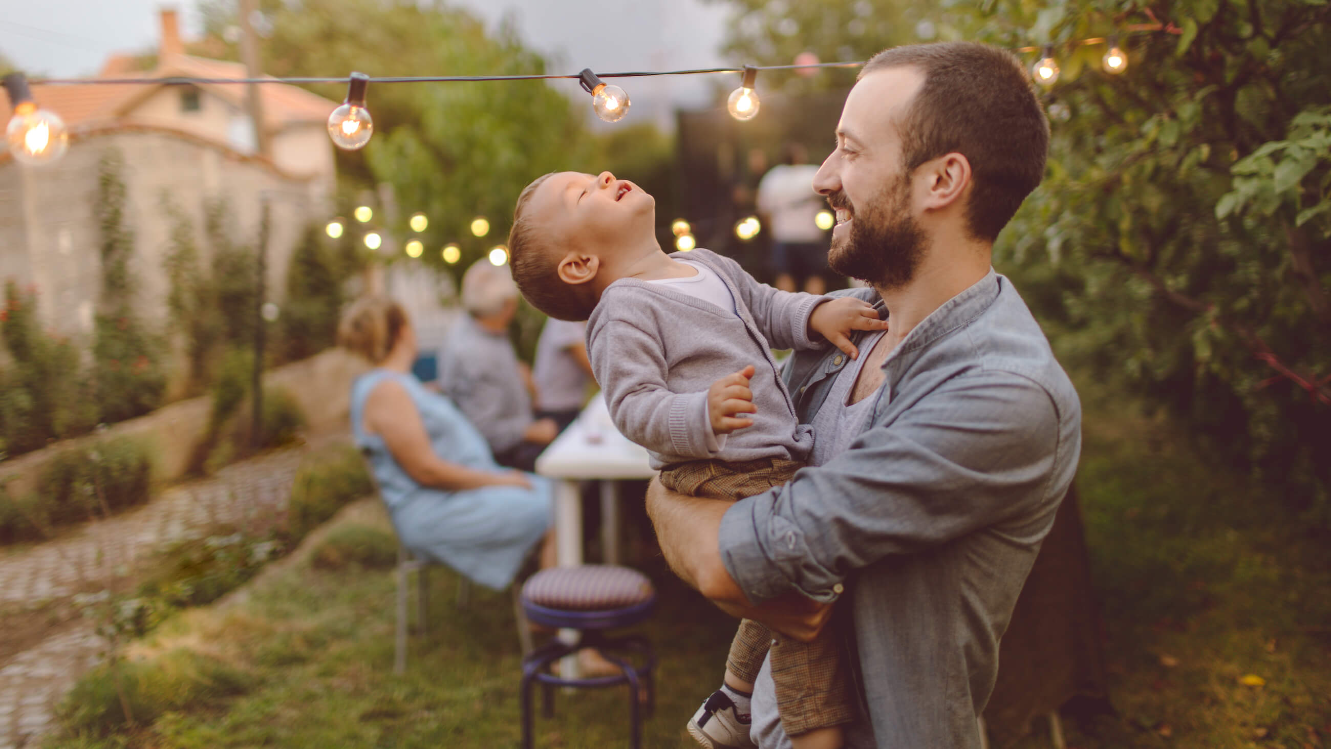 Famille s'amusant dans son jardin