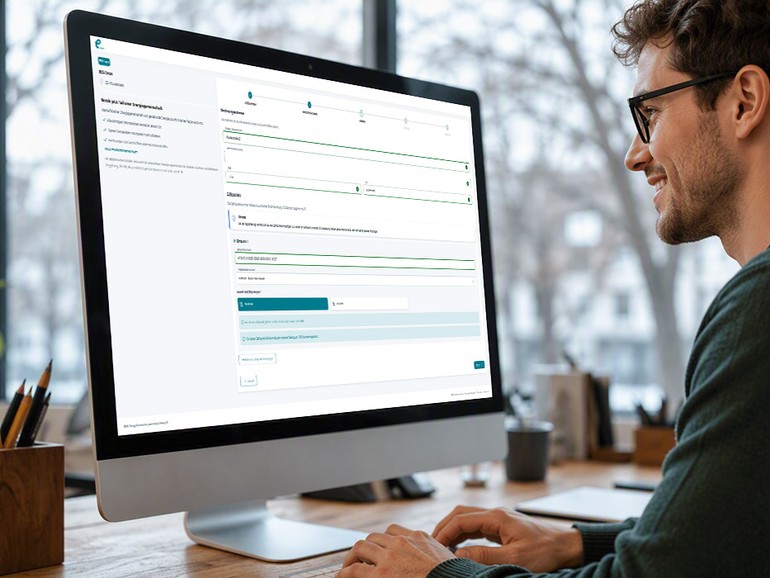 Mann blickt auf Bildschrim auf dem die Plattform enox.share geöffnet ist.