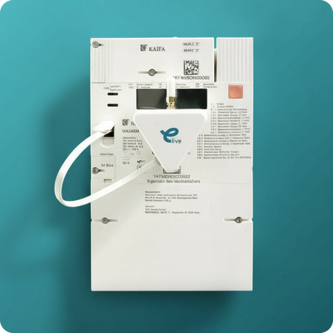 Ein Mann hat den enox.live Stick 2 in den Smart Meter gesteckt