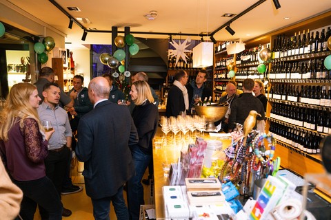 Vinothek mit Partnerinnen