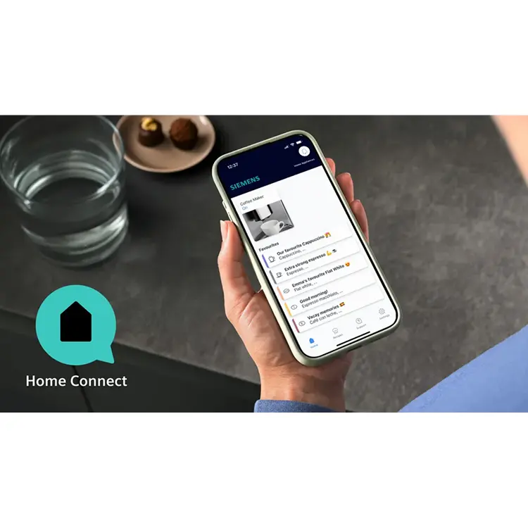 Mann schaut auf Smartphone-Display mit Home Connect.