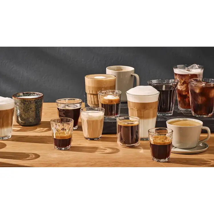 Viele verschiedene Kaffeespezialitaeten in unterschiedlichen Glaesern und Tassen.