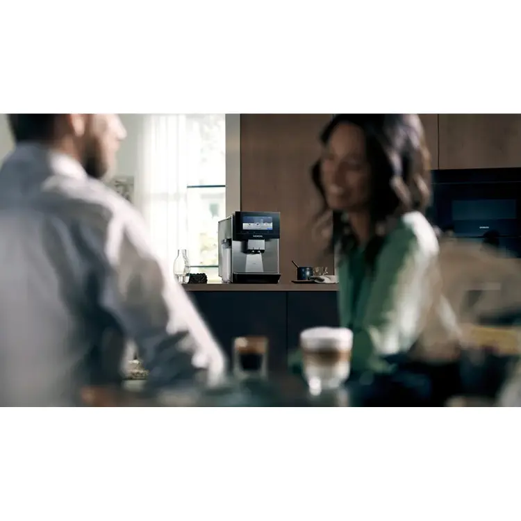 Mann und Frau trinken gemeinsam Kaffee in einer Kueche.