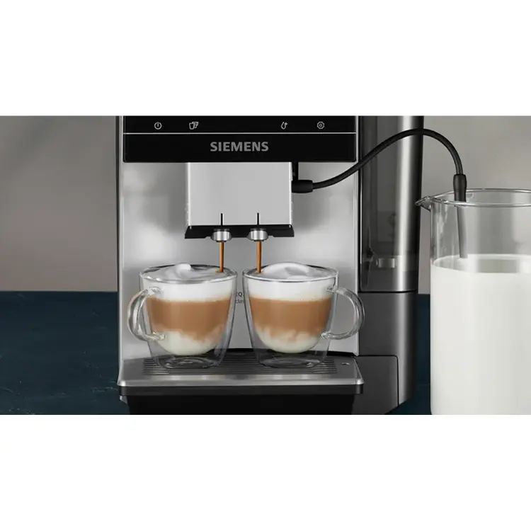 Zubereitung von zwei Tassen mit Milchkaffee.