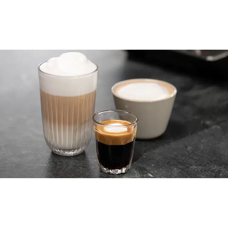 Drei verschiedene Kaffeegetraenke.
