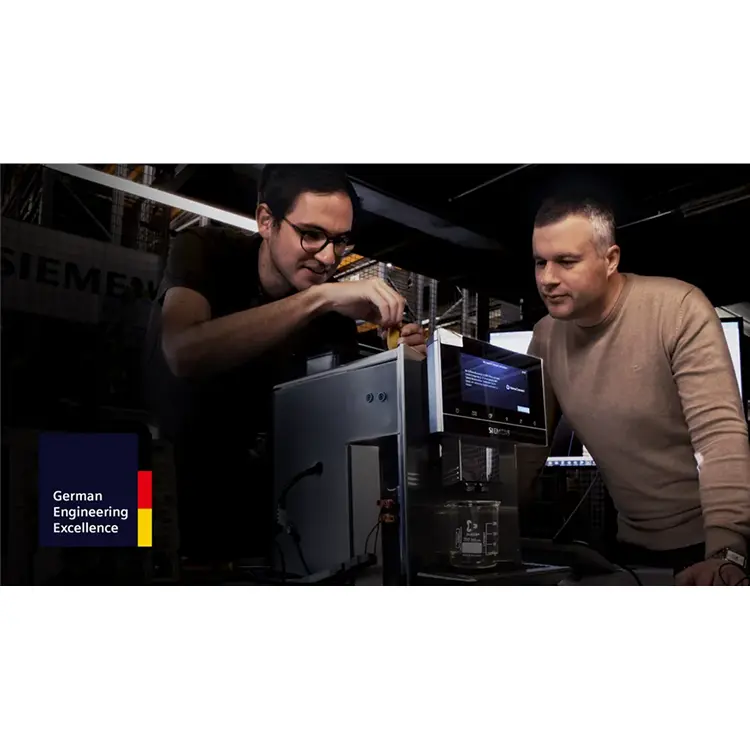 Zwei Techniker ueberpruefen einen Kaffeevollautomaten.