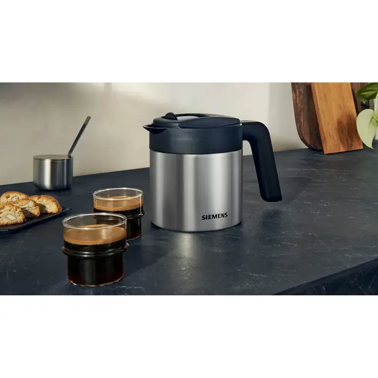 Kleine Kaffeekanne mit zwei Kaffeeglaeser auf Anrichte.