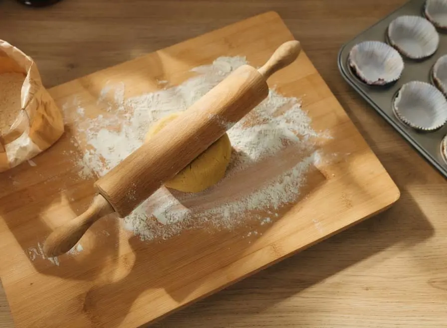 Cakejes maken met deeg, deegroller en cupcakevorm.