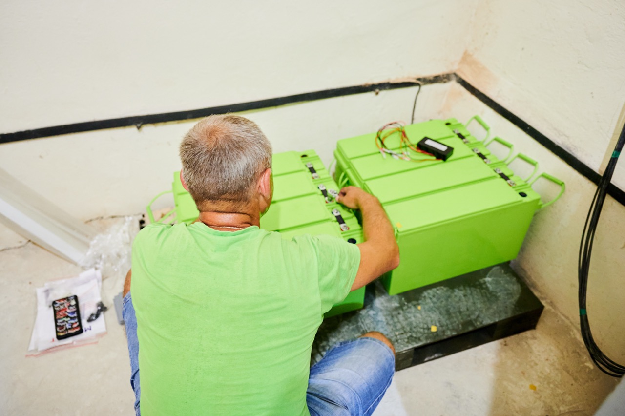 man installeert thuisbatterij