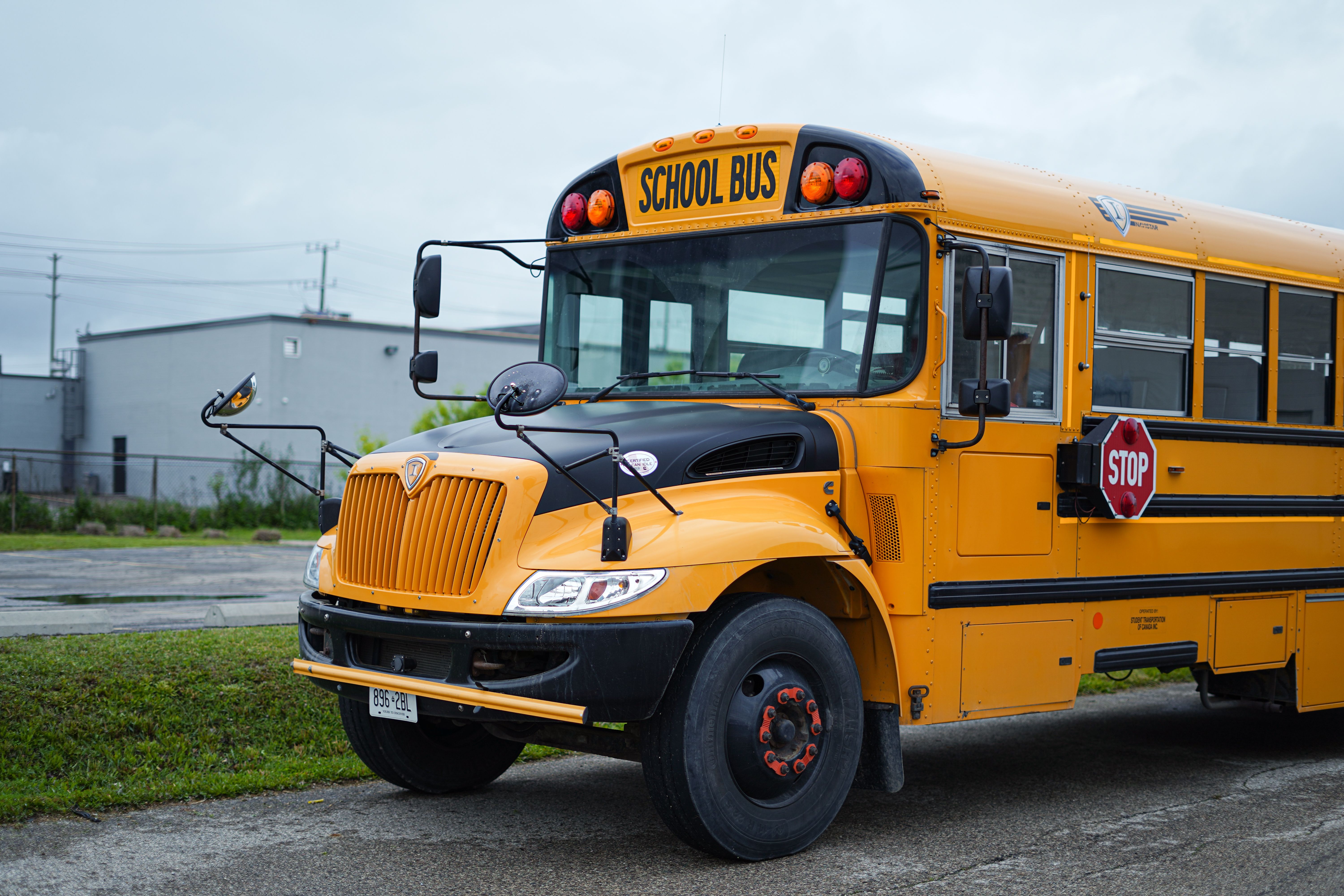Gele schoolbus met een stopbord