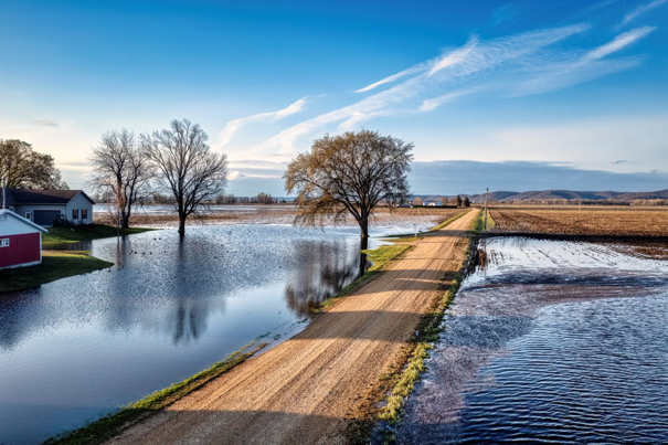 Wegje langs water en overstromingsgebied