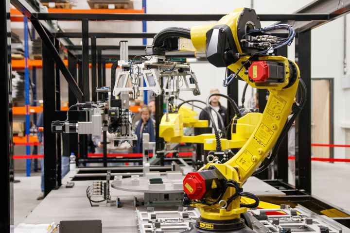 Industrial robot arm in a manufacturing facility