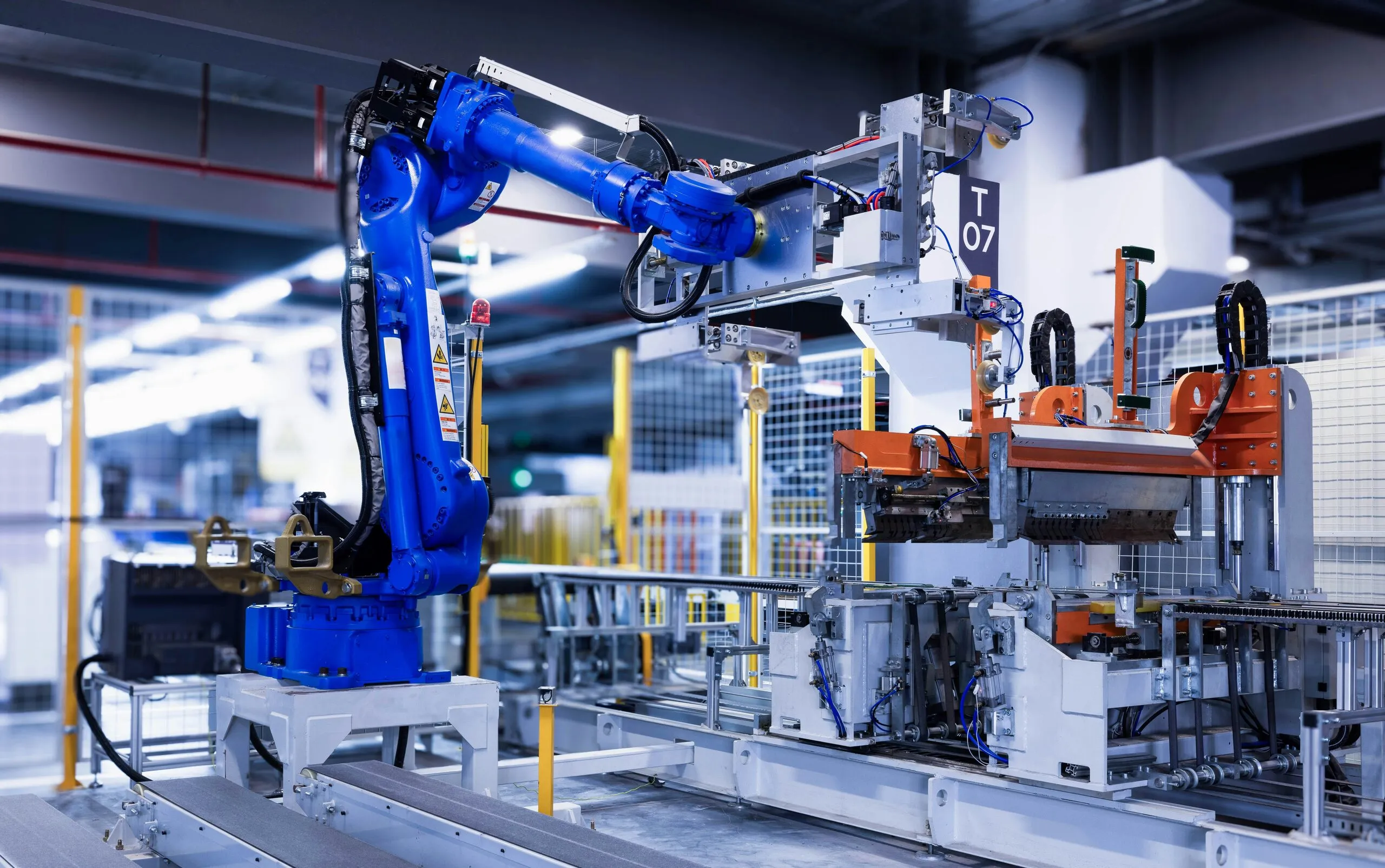 Industrial robot arm in an automated cell