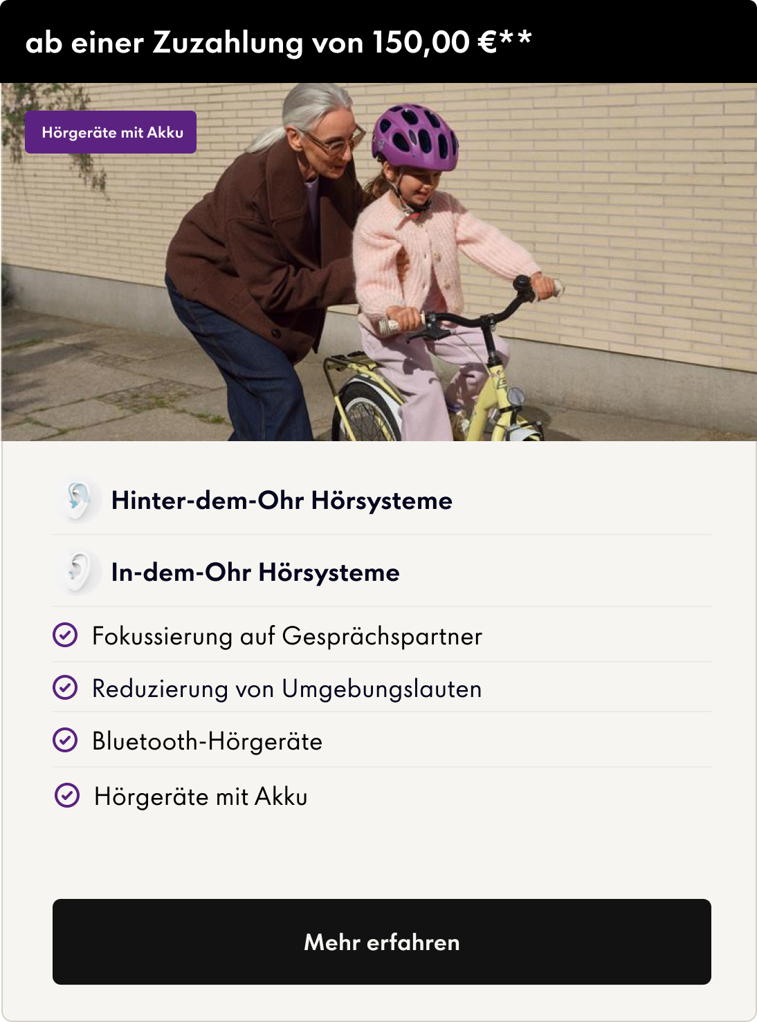 Eine ältere Person hilft einem Kind mit rosa Helm beim Fahrradfahren. Darunter wird ein Text über Hörsysteme angezeigt.