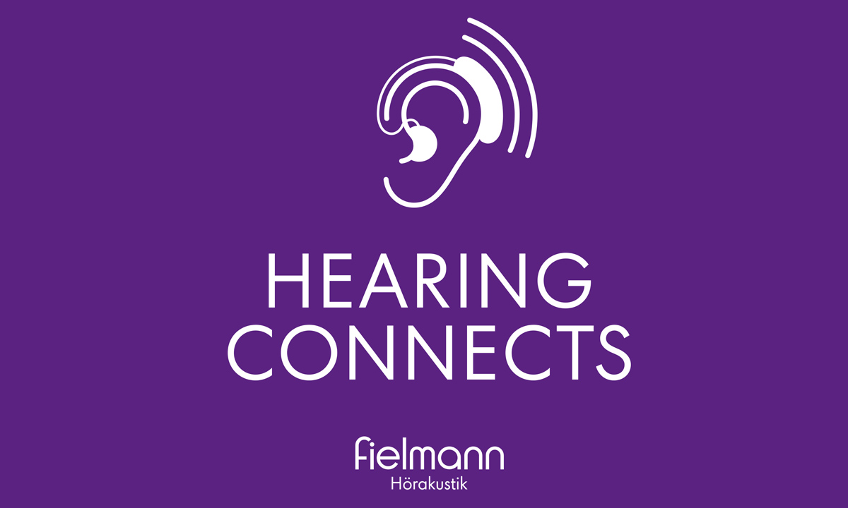 Weiße Ohrgrafik mit Schallwellen auf violettem Hintergrund, Text: ‚Hearing Connects – Fielmann Hörakustik.