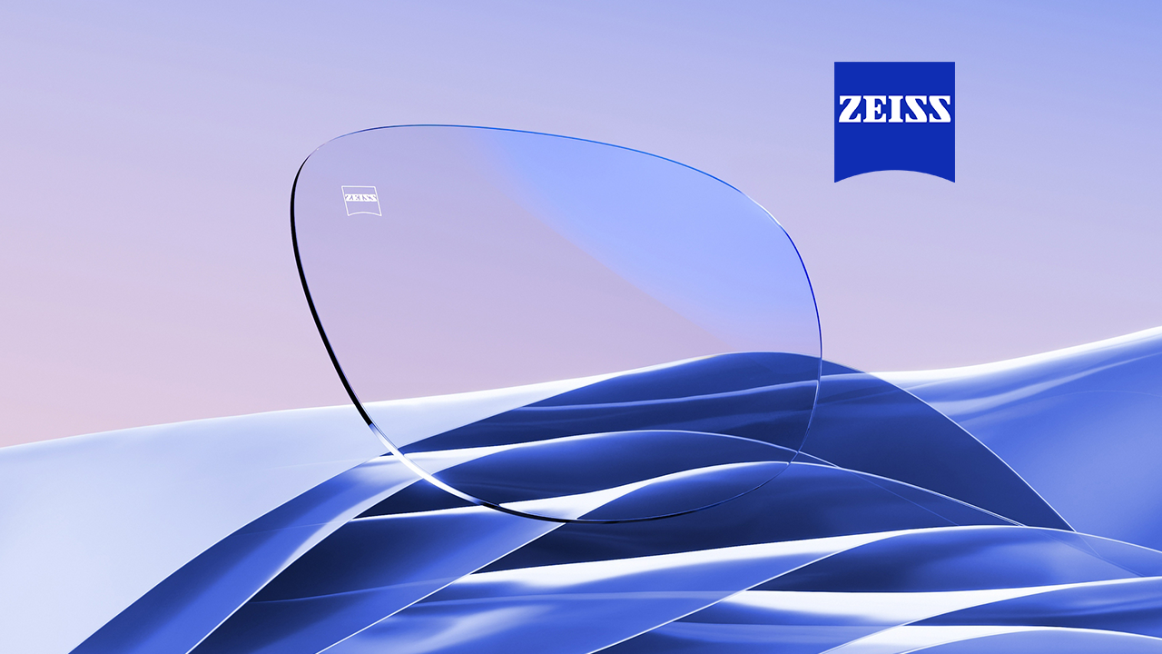 Una singola lente da occhiali con il logo Zeiss su uno sfondo astratto a onde di colore blu-viola.