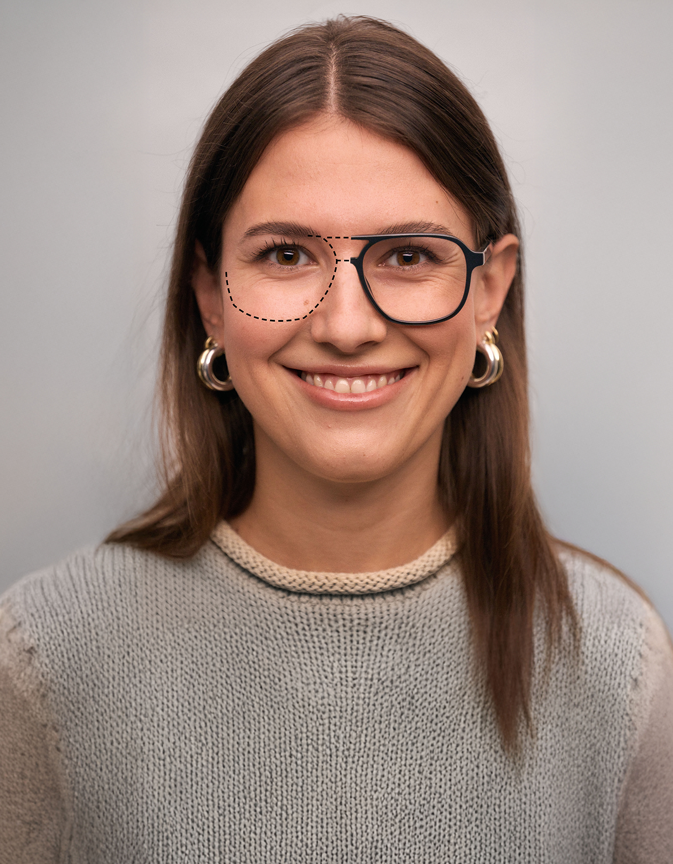 Eine Frau mit dunkelbraunen Haaren, die eine Brille trägt, die auf der einen Seite nur gestrichelt zu sehen ist, da das Bild ein Online-Feature darstellen soll.