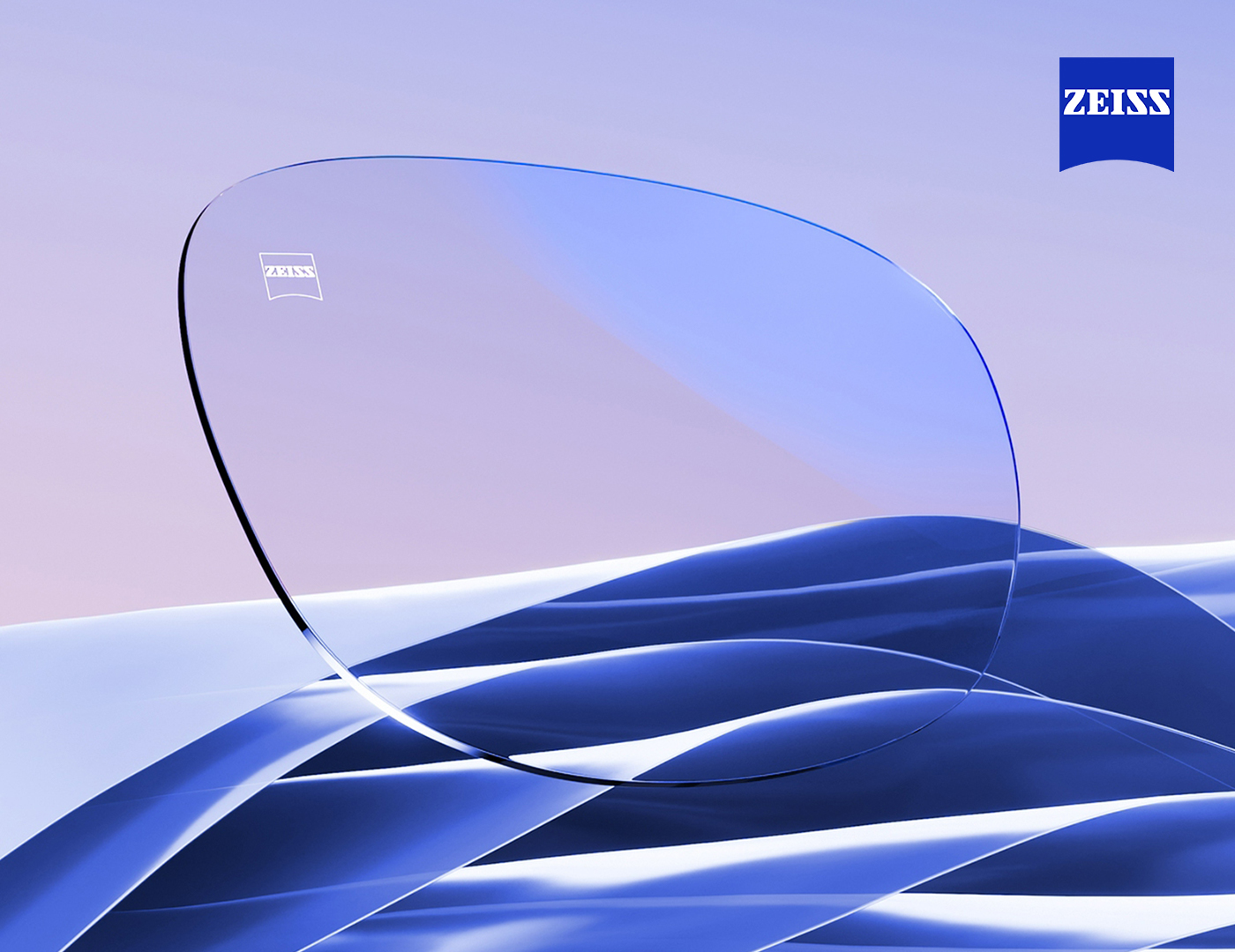 Una singola lente da occhiali con il logo Zeiss su uno sfondo liscio e astratto di colore blu-viola, caratterizzato da curve e morbide sfumature di colore.