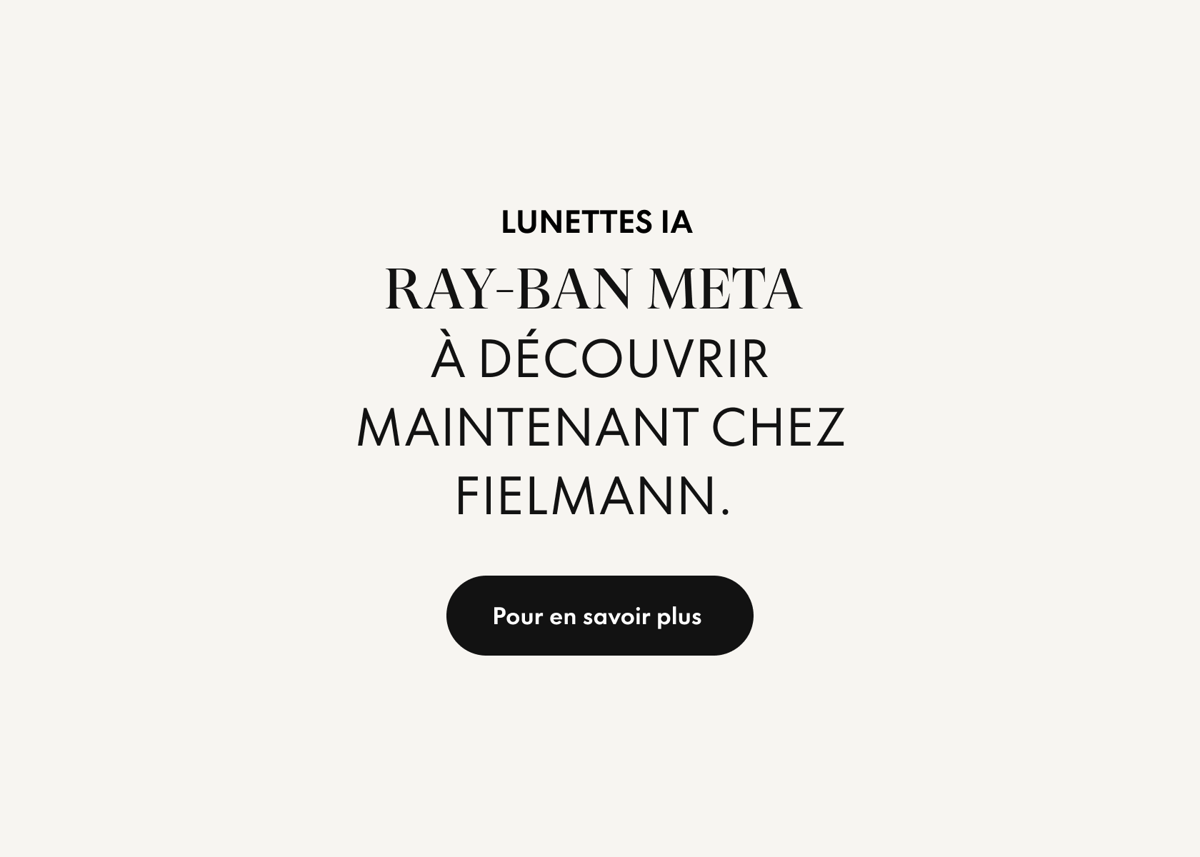 Texte sur fond clair : « Lunettes connectées Ray-Ban Meta. À découvrir dès maintenant chez Fielmann. » En dessous se trouve un bouton noir avec l'inscription « En savoir plus ».