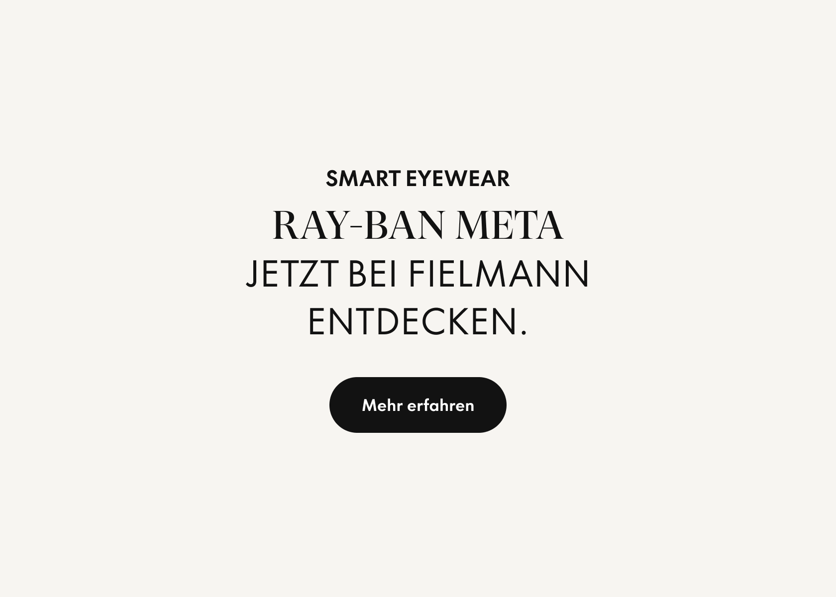 Text auf hellem Hintergrund: „Smart Eyewear Ray-Ban Meta Jetzt bei Fielmann Entdecken.“ Darunter befindet sich ein schwarzer Button mit der Aufschrift „Mehr erfahren“.