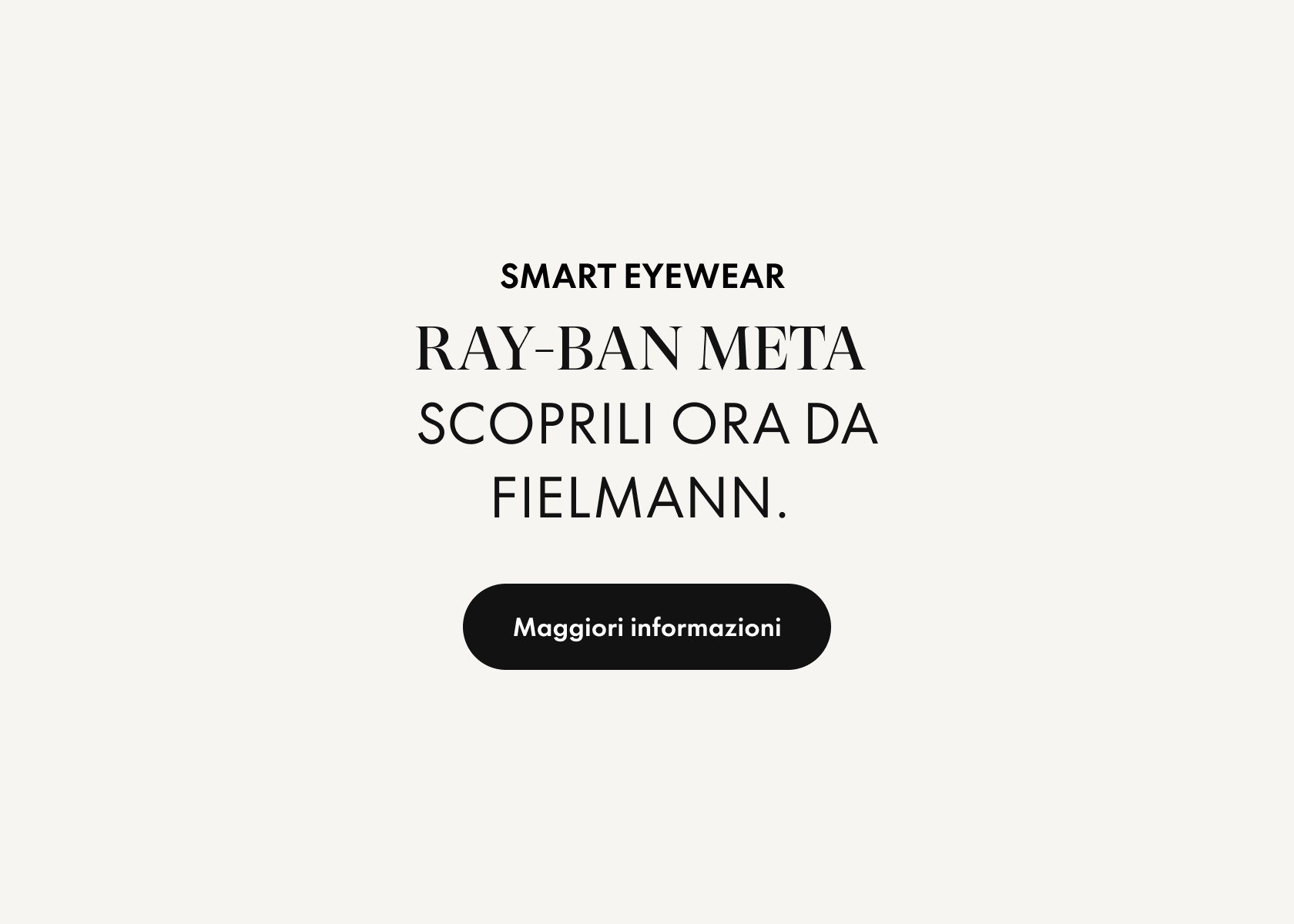 Testo su sfondo chiaro: “Smart Eyewear Ray-Ban Meta Scoprili Ora da Fielmann”. Sotto c'è un pulsante nero con la scritta “Maggiori informazioni".”.