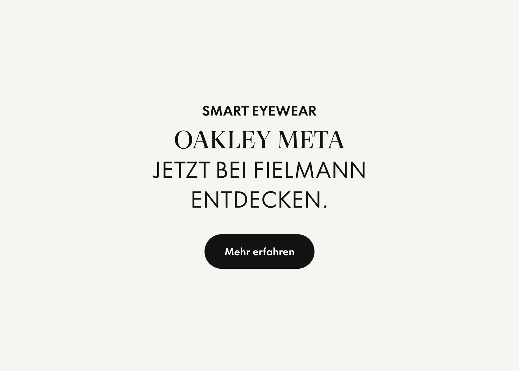 Text auf hellem Hintergrund: „Smart Eyewear Oakley Meta Jetzt bei Fielmann Entdecken.“ Darunter befindet sich ein schwarzer Button mit der Aufschrift „Mehr erfahren“.