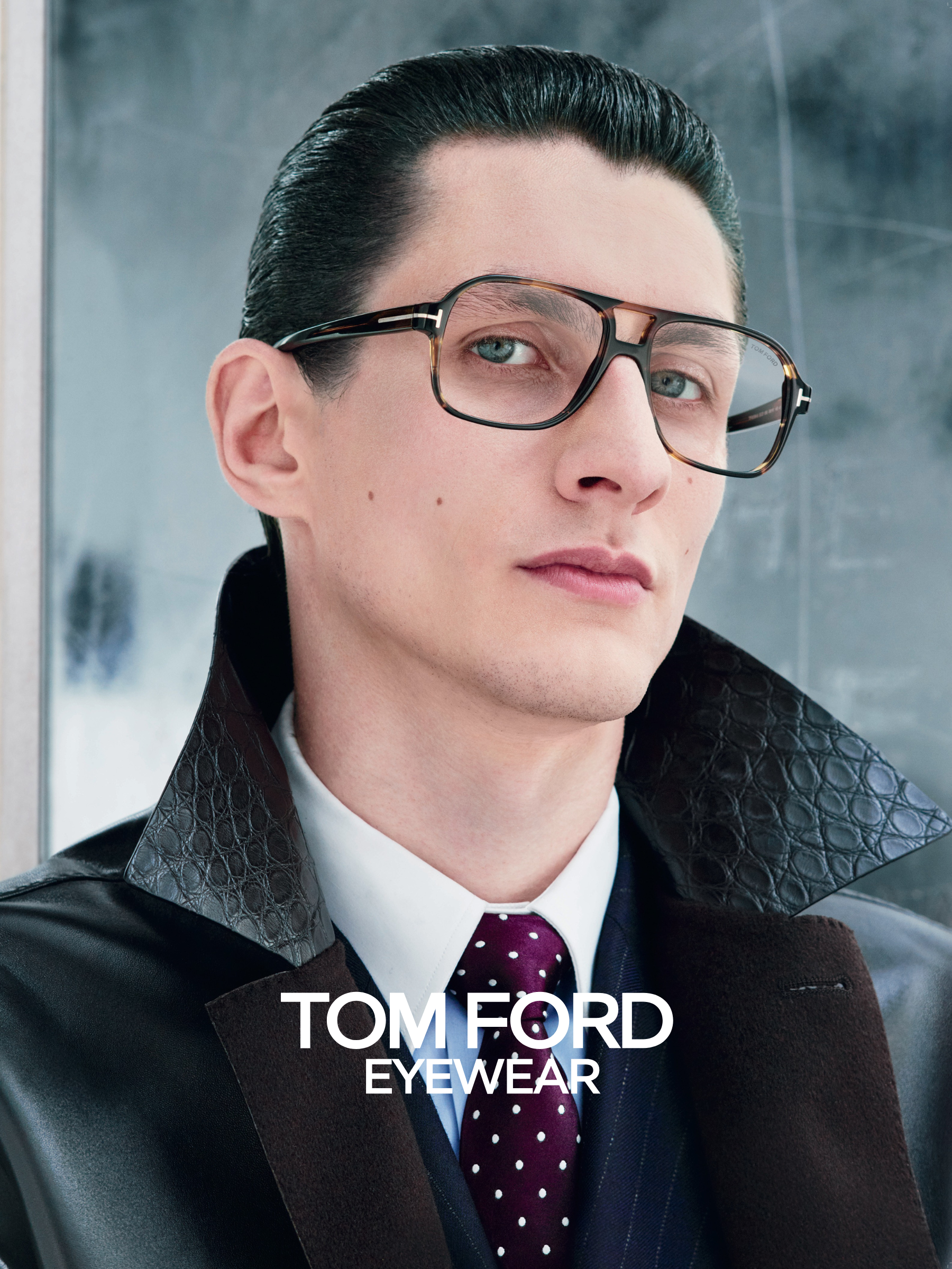 Muž s tmavými pilotními brýlemi od Tom Ford Eyewear.