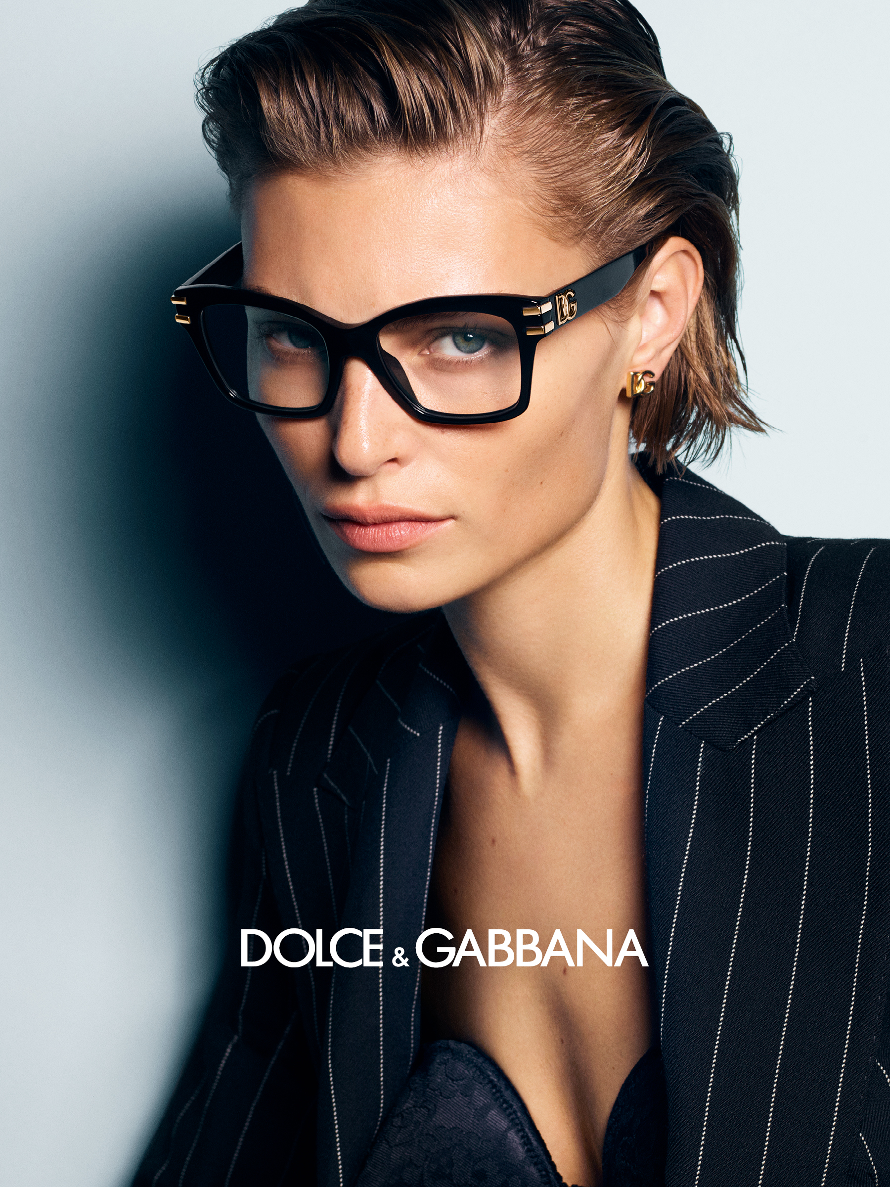 Donna che indossa occhiali Dolce & Gabbana