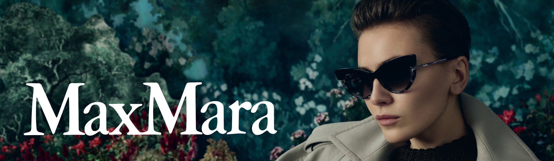 Kobieta w okularach przeciwsłonecznych i trenczu na tle bujnej, kwiecistej scenerii, po lewej stronie napis „Max Mara”.
