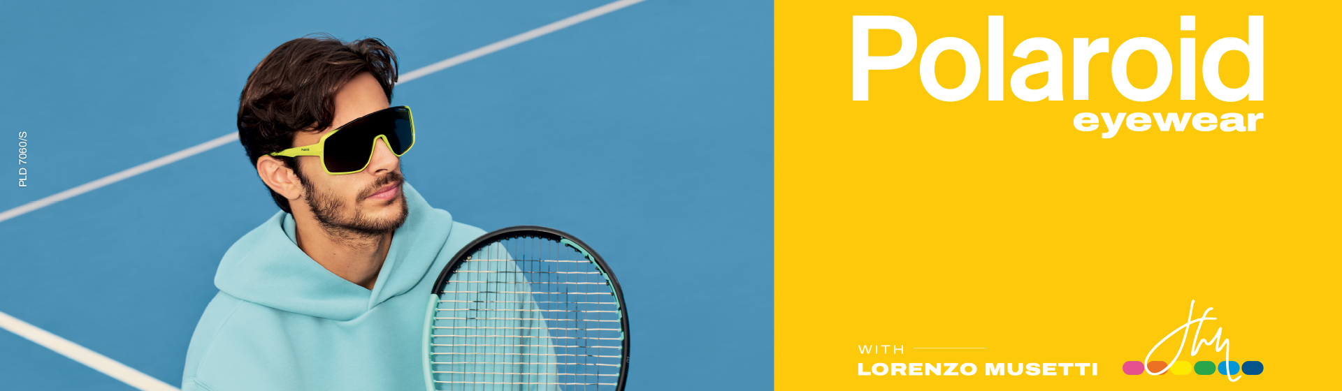 Ein Mann in blauem Hoodie und einer Sportsonnenbrille von Polaroid hält einen Tennisschläger vor blauem Hintergrund. Zu sehen ist der Schriftzug "Polaroid Eyewear with Lorenzo Musetti".
