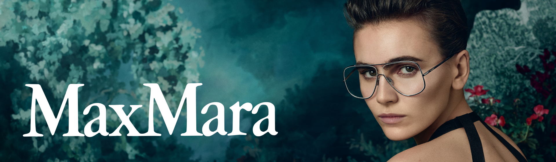 Kobieta w okularach i topie bez ramiączek obok napisu „MaxMara” na tle zielonych kwiatów.