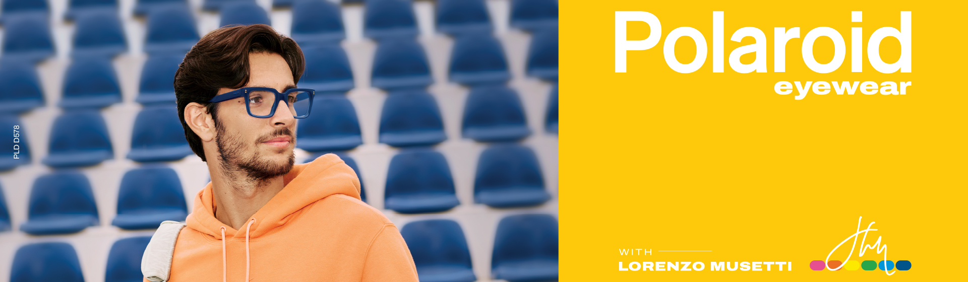 Ein Mann in orangenen Hoodie und einer Brille von Polaroid hält einen Tennisschläger in der Hand. Zu sehen ist der Schriftzug "Polaroid Eyewear with Lorenzo Musetti".