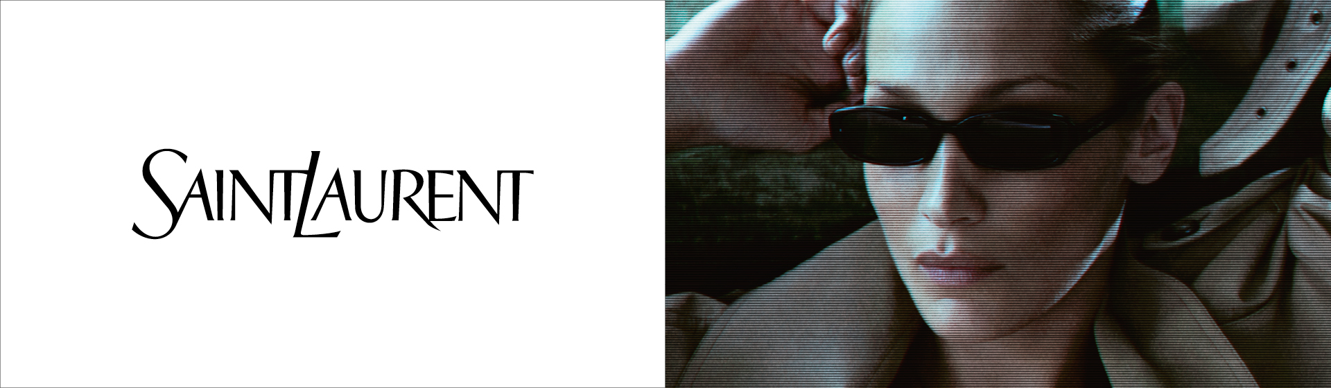 Eine Person mit dunkler Sonnenbrille und beigem Trenchcoat, mit dem Schriftzug „Saint Laurent“. Das Outfit umfasst ein Oberteil mit Spitzenbesatz.