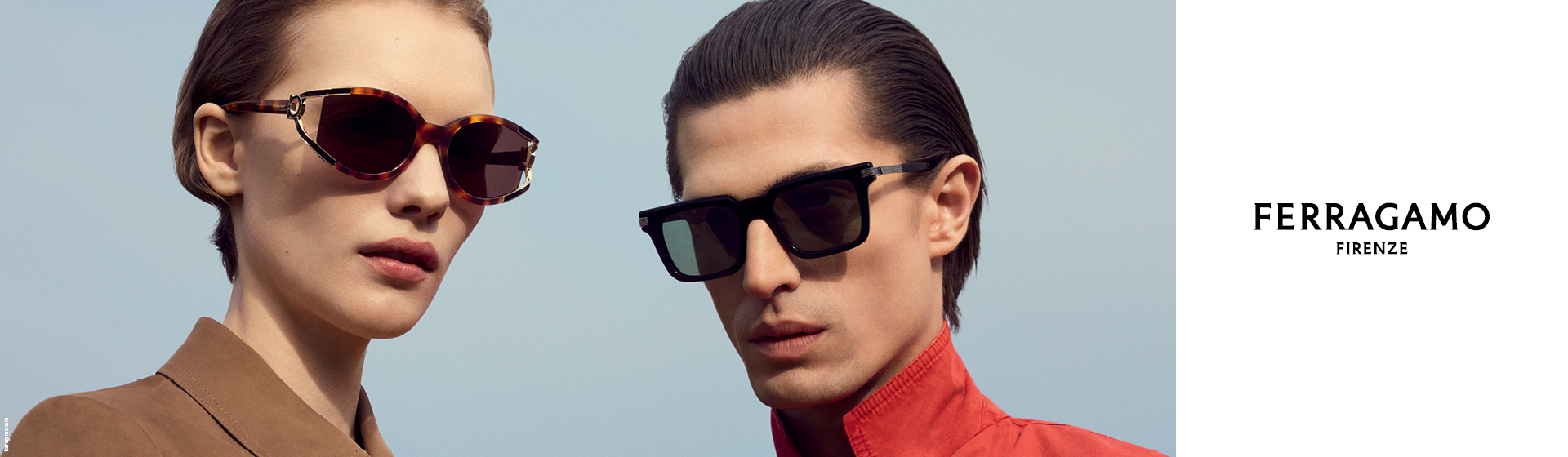 Dwie osoby w stylowych okularach przeciwsłonecznych, jedna w kolorze szylkretowym, druga w kolorze czarnym, z logo Ferragamo na białym tle.