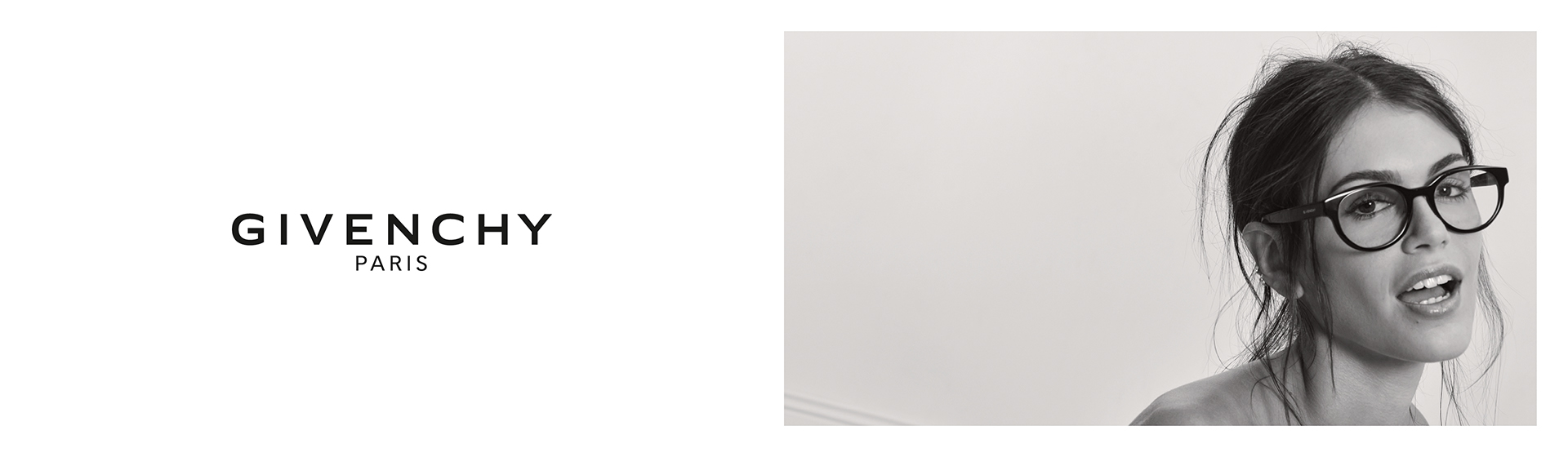 Žena s tmavými vlasy. Nosí černé brýle značky Givenchy.