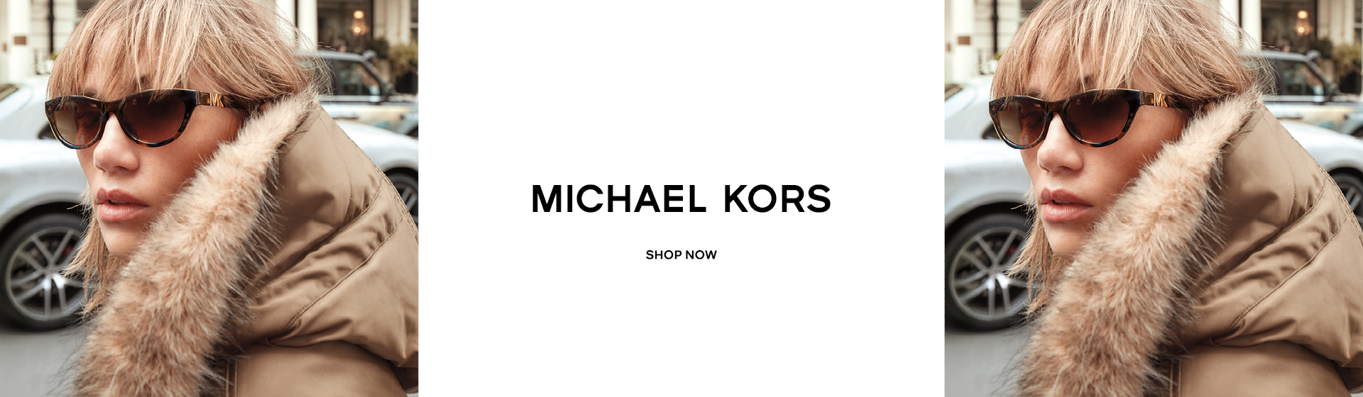 Žena se slunečními brýlemi a kabátem s kožešinovým lemem, uprostřed nápis „MICHAEL KORS“, v pozadí městská ulice.