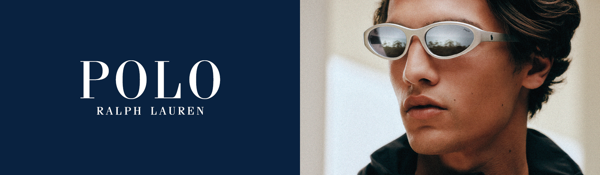 Polo Ralph Lauren Werbung mit einer Person, die eine Sonnenbrille trägt. Der Hintergrund ist dunkelblau und der Markenname befindet sich auf der linken Seite.