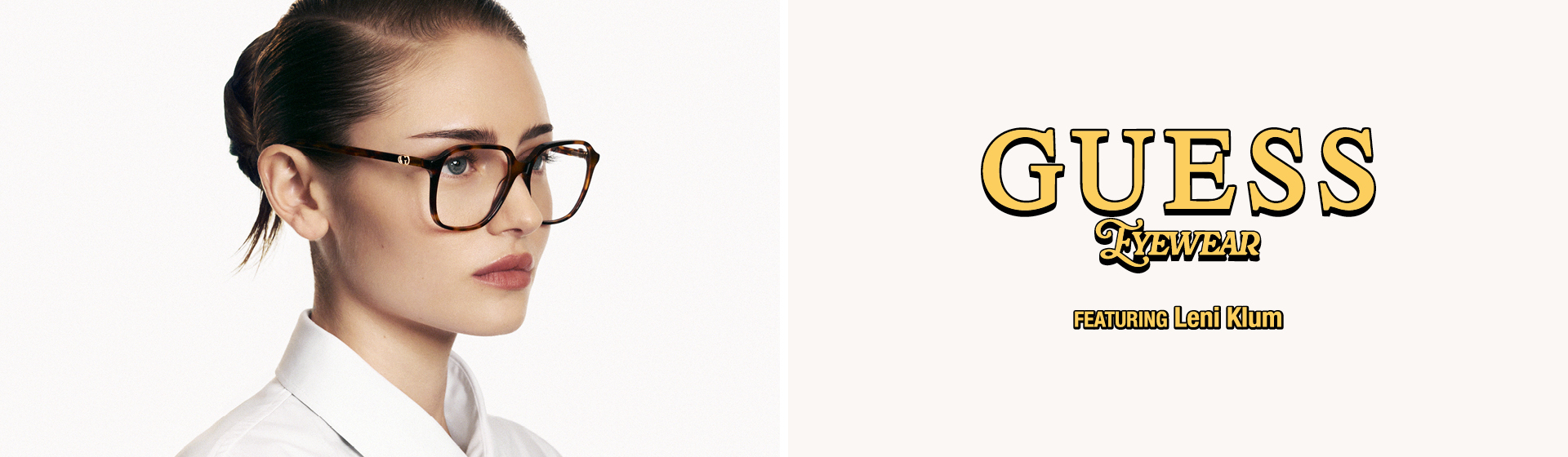 Žena s vyčesanými tmavými vlasy, která má na sobě brýle z želvoviny, bílou košili a kravatu. Text zní: „GUESS Eyewear s Leni Klum.“