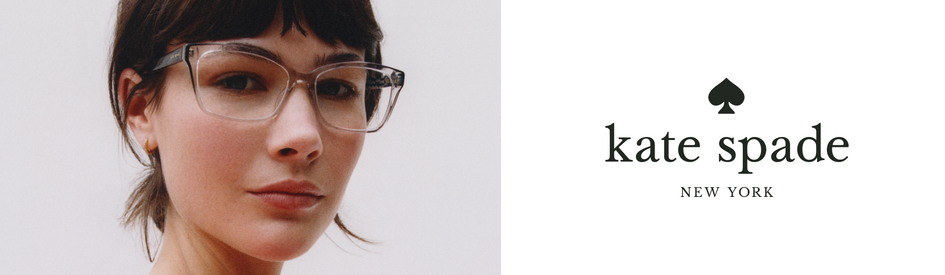 Eine Frau mit Brille, die in die Kamera blickt, neben dem Kate Spade New York-Logo mit einem Pik-Emblem.