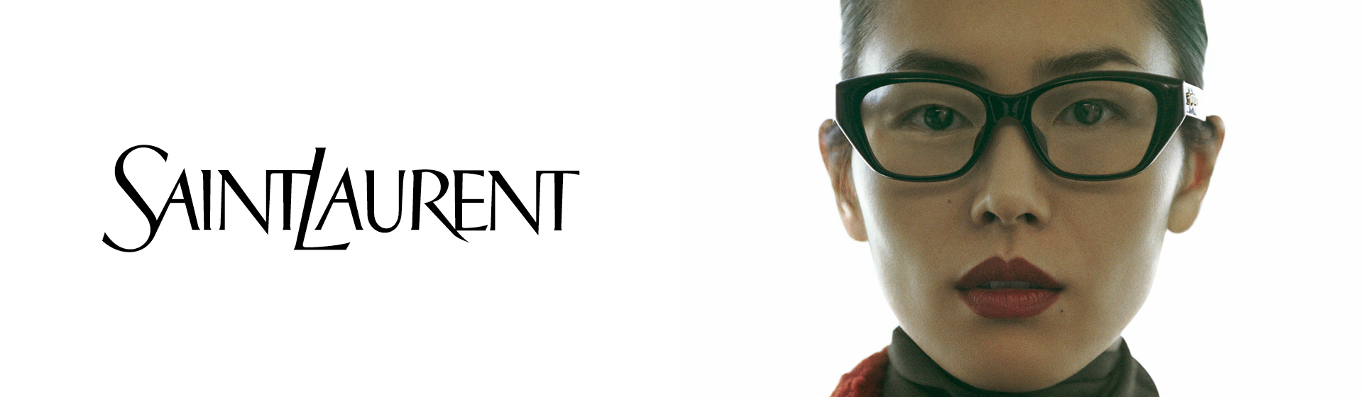 Je na ní vidět žena s brýlemi a červenou rtěnkou, stejně jako logo Saint Laurent.