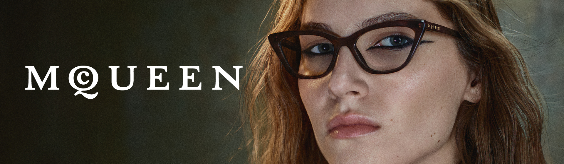 Frau mit dunkler Sonnenbrille, die selbstbewusst in die Kamera blickt, auf dem Bild steht in fetten Buchstaben das Wort „McQueen“.