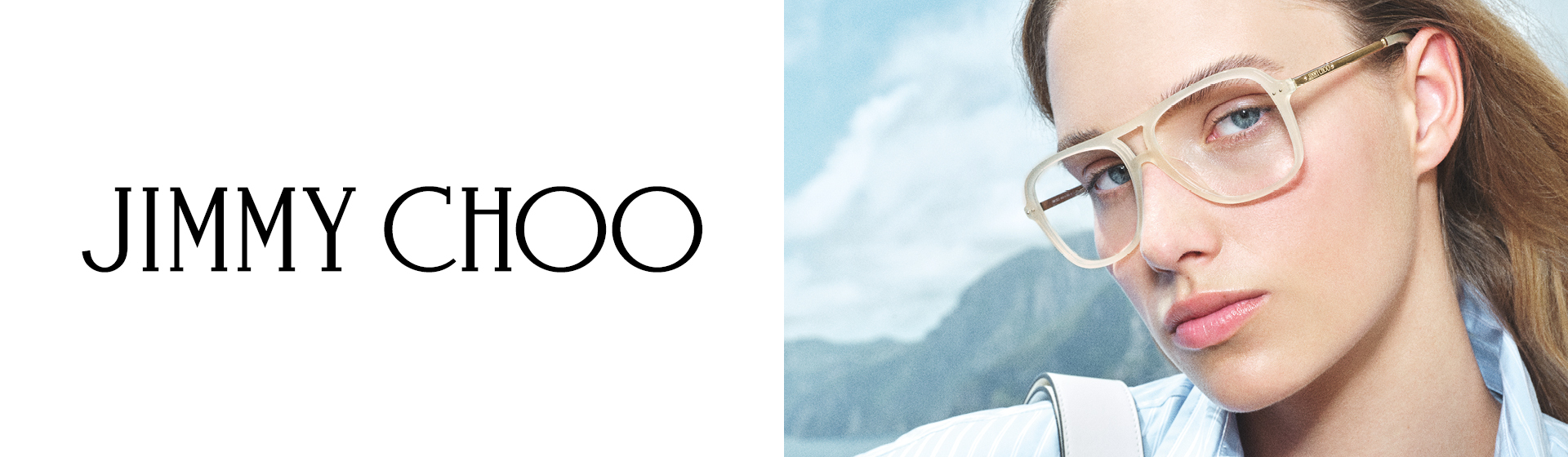 Žena s velkými brýlemi před horským pozadím; vlevo nápis „Jimmy Choo“.